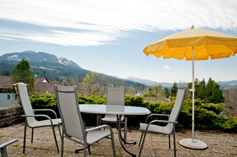 Bestuhlte Terrasse:Freier Blick auf die Allgäuer und Tiroler Berge. Guten Appetit !! 